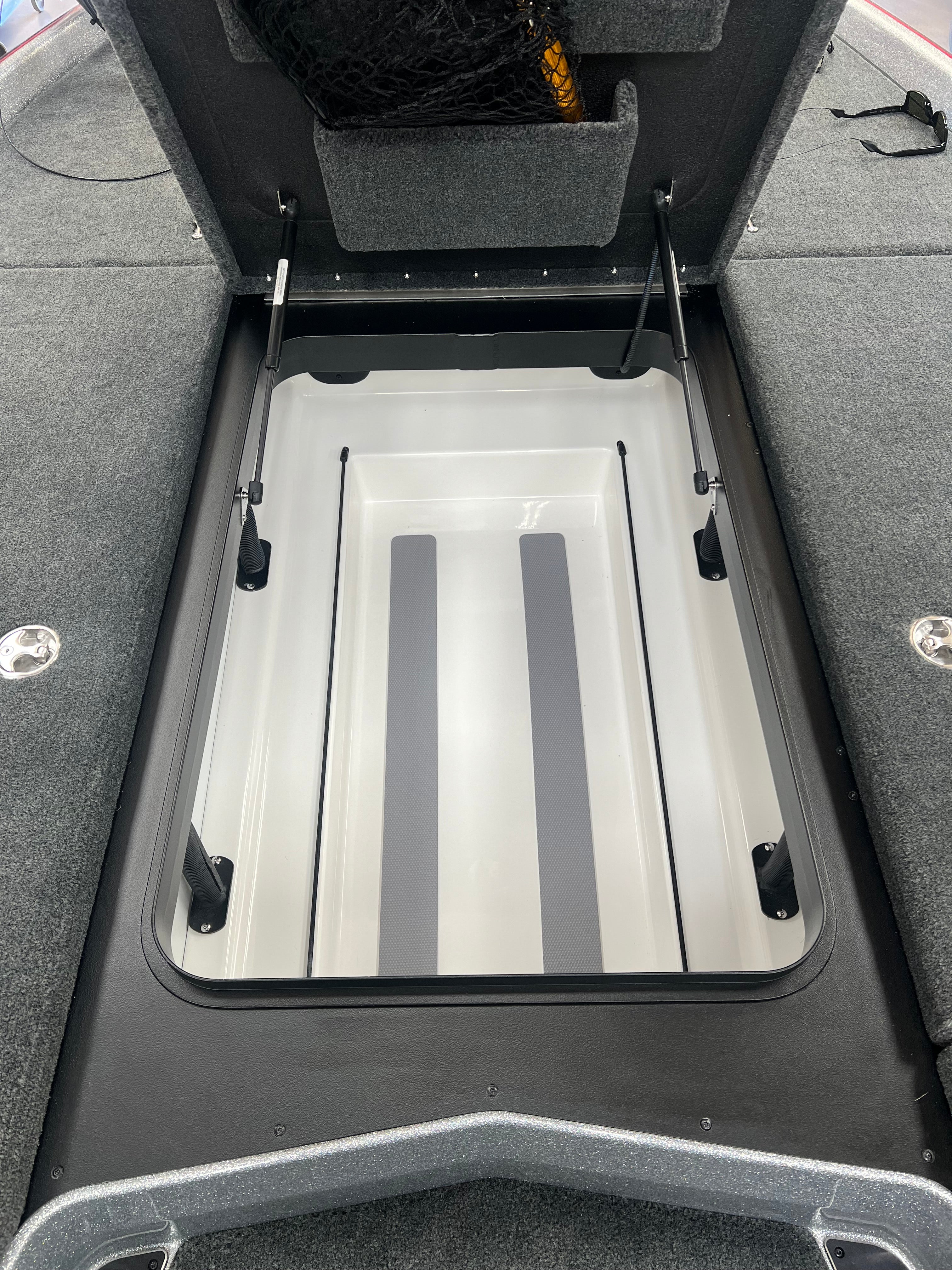 npdsk0064-skeeter®-2024-c-fxr-20-21-center-compartment-plano-box-tray