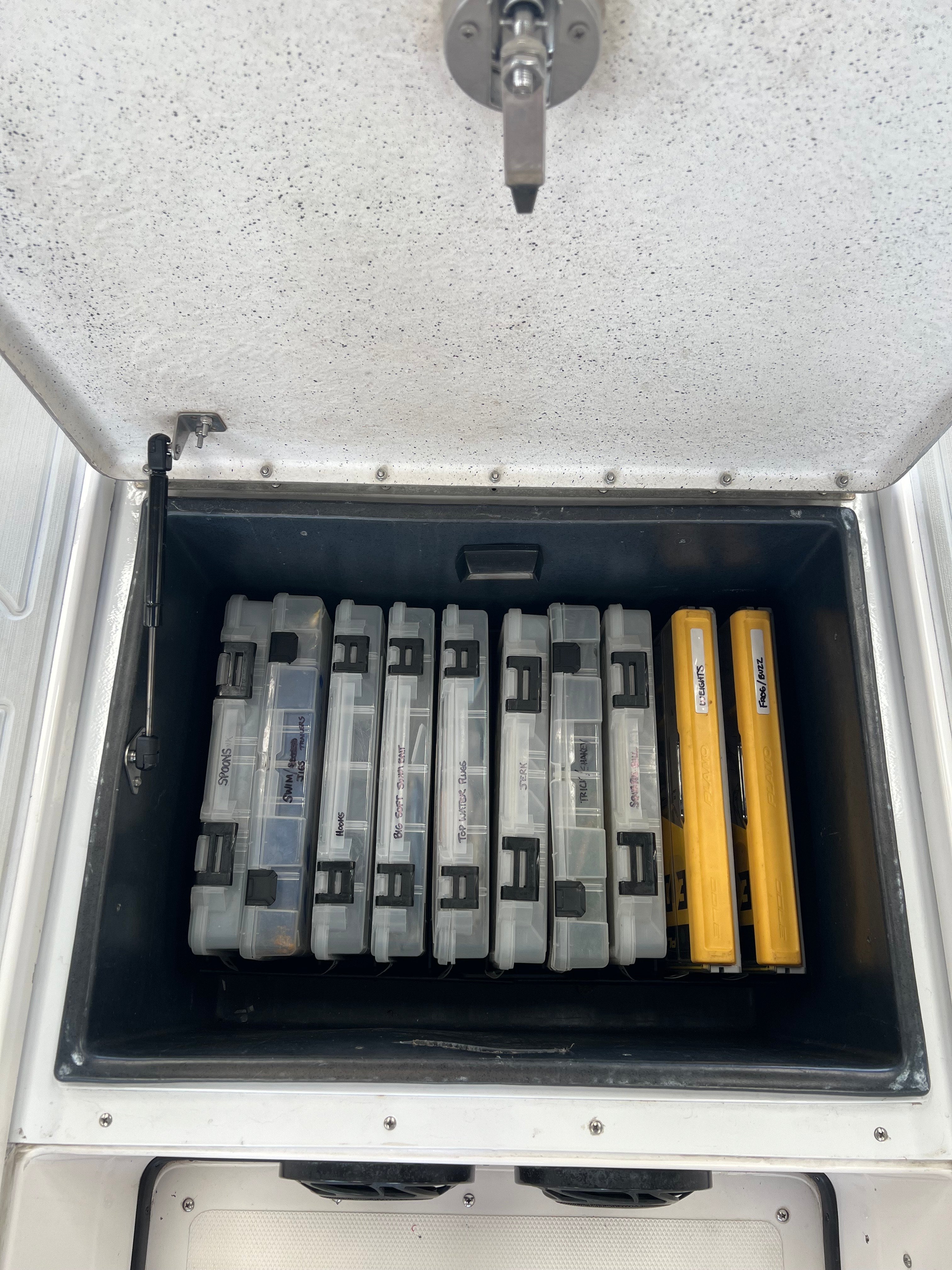 npdsk0074-skeeter®-2000-skeeter-zx225-compartment-1