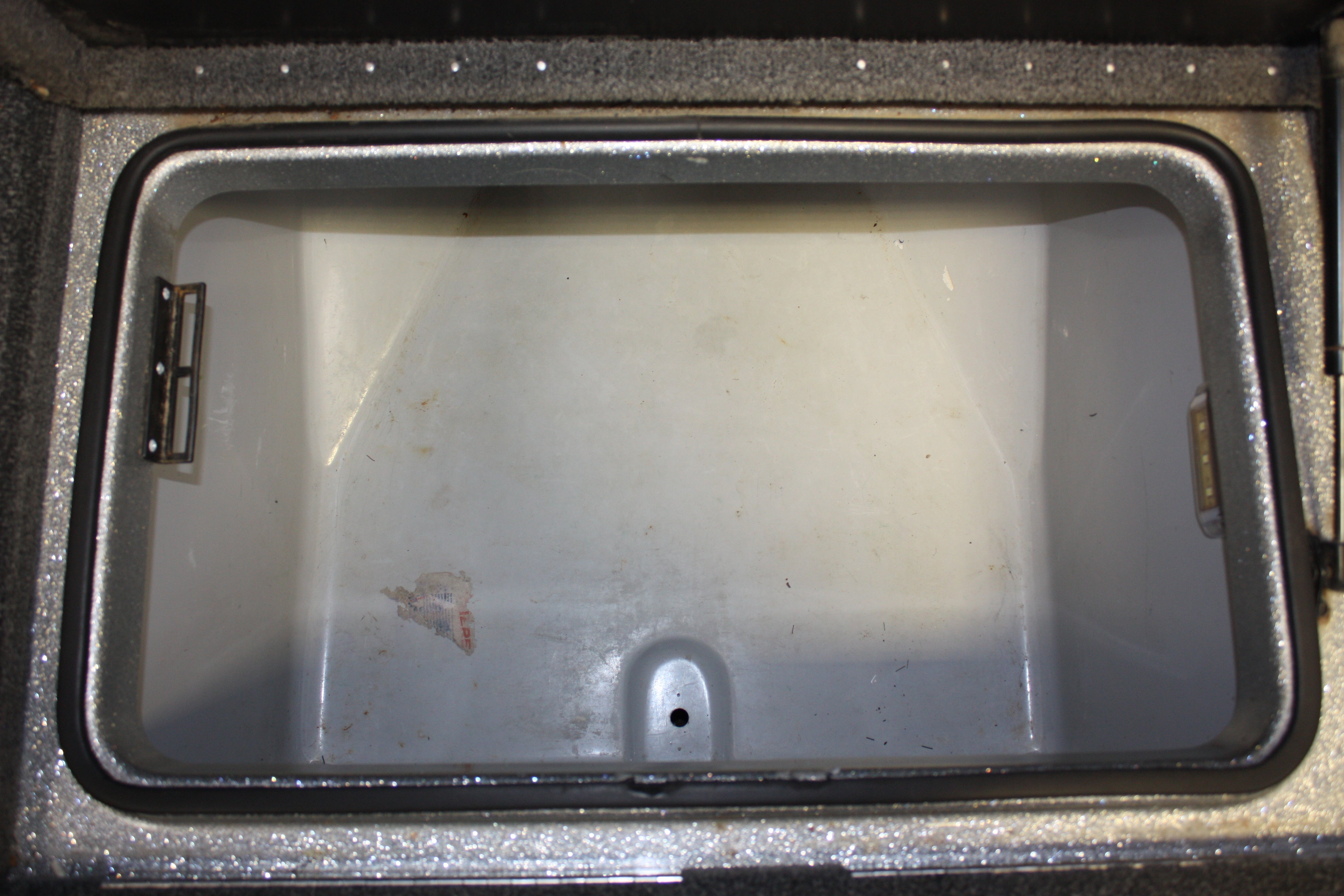 NPDTR0002 2012 TRITON 20XS FRONT CENTER COMPARTMENT