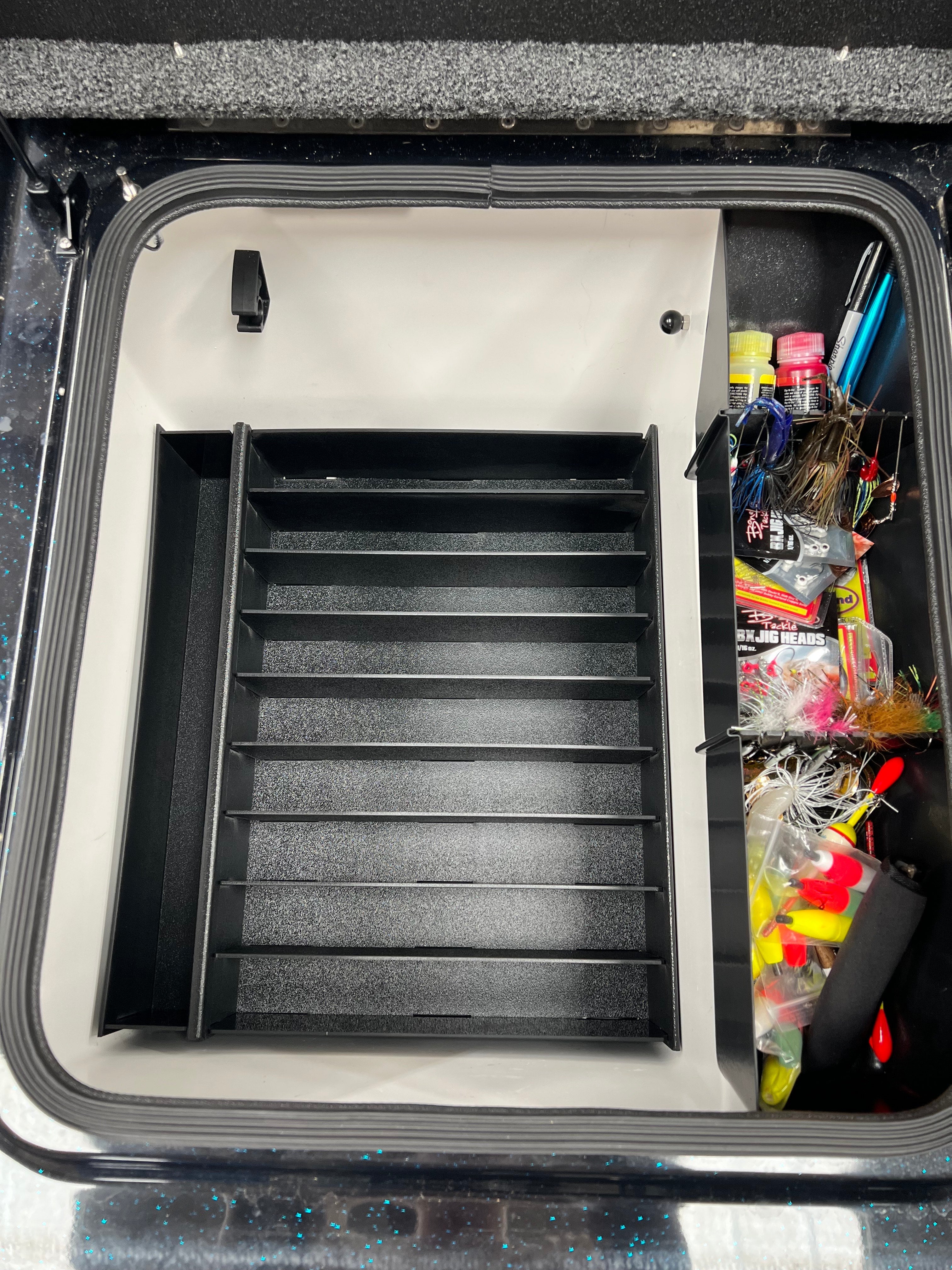 NPDBC0016 2025 BASS CAT CARACAL STS COMPARTMENT 2 WITH SIDE TRAY